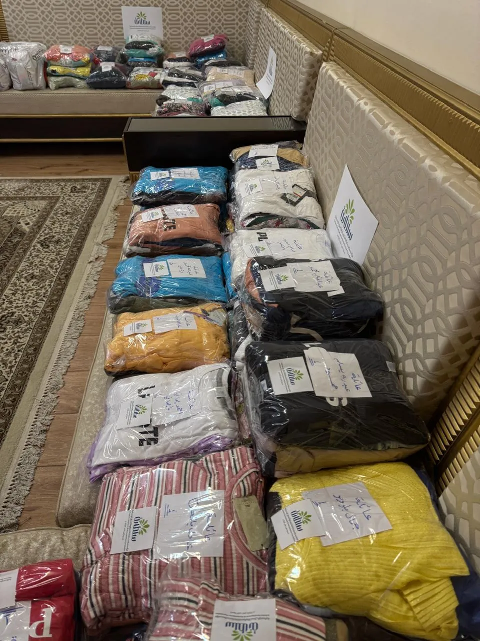 توزيع الحقائب والهدايا للأطفال