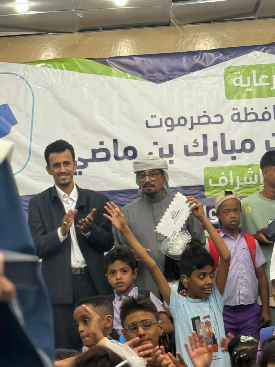 توزيع الحقائب والهدايا للأطفال