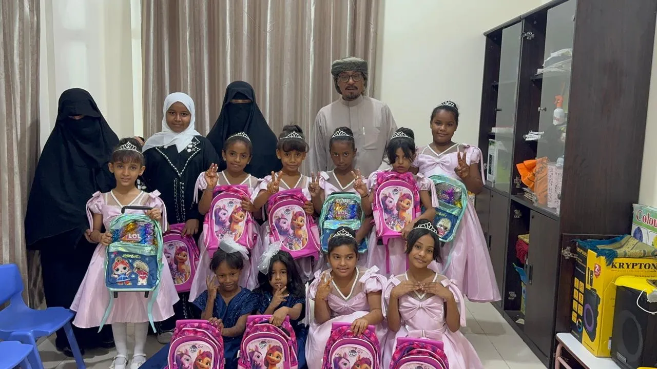 توزيع الحقائب والهدايا للأطفال