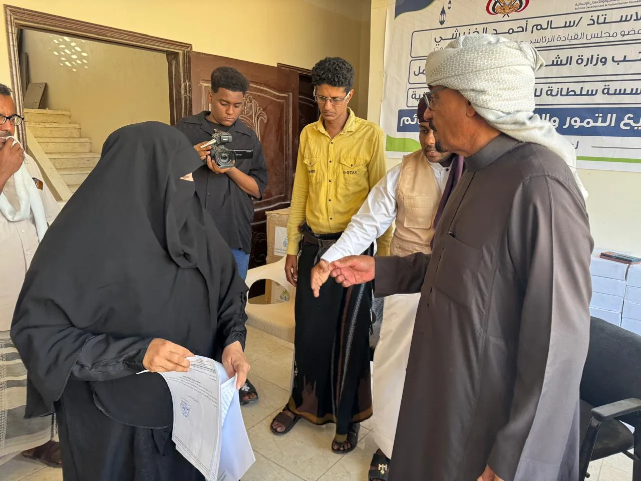توزيع التمور والملابس وإفطار صائم