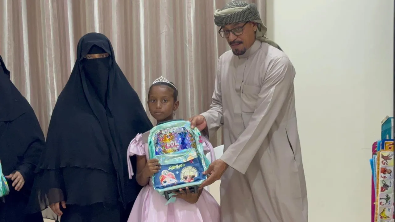 توزيع الحقائب والهدايا للأطفال
