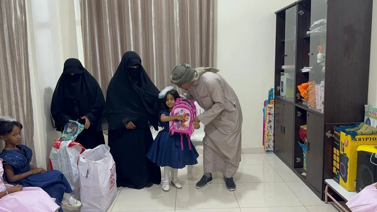 توزيع الحقائب والهدايا للأطفال