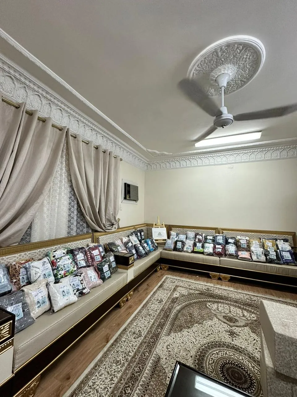 توزيع الحقائب والهدايا للأطفال