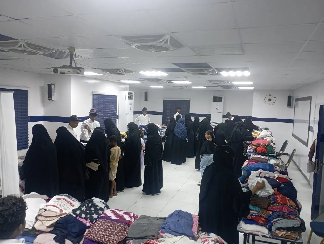 توزيع التمور والملابس وإفطار صائم